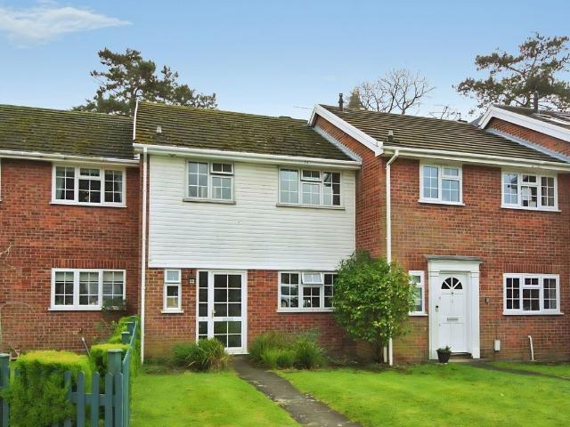 Room for rent in Row Town, Surrey