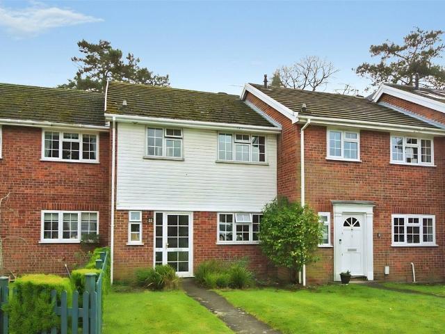 Room for rent in Row Town, Surrey