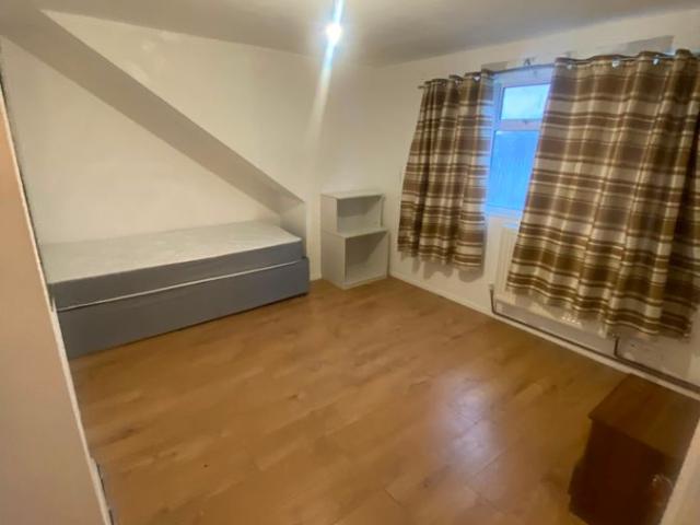 Room for rent in Lower Halliford, Surrey