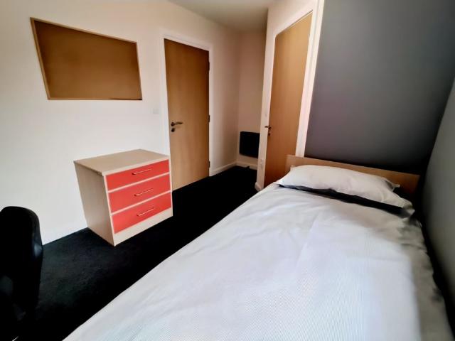 Room for rent in Attenborough, East Midlands