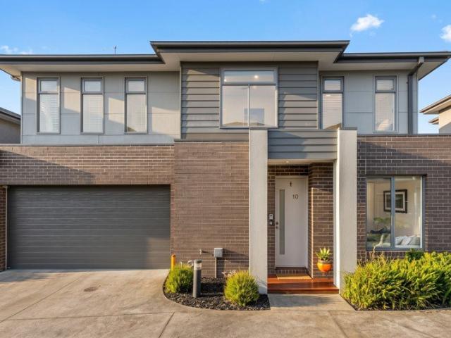 Townhouse for sale in Endeavour Hills, Melbourne