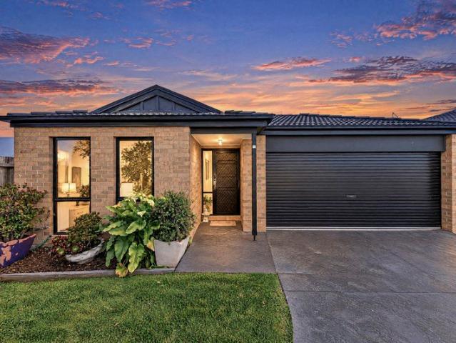 Apartment for sale in Toomuc Meadows Estate, Melbourne