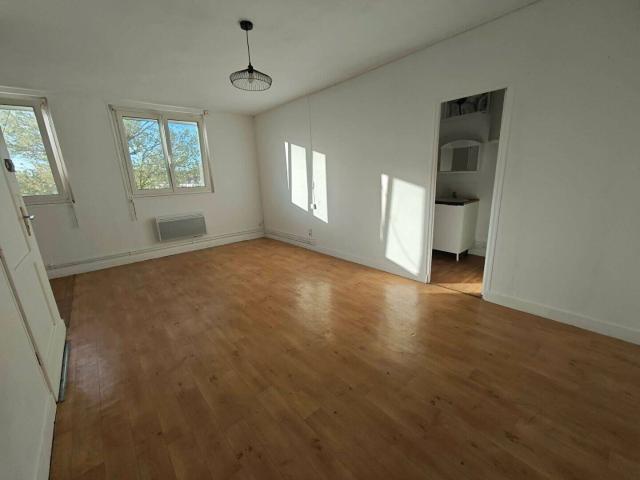 Studio location à Zone industrielle des Longs Réages, Épernon