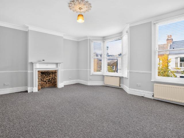Apartment for rent in Walham Green, Greater London
