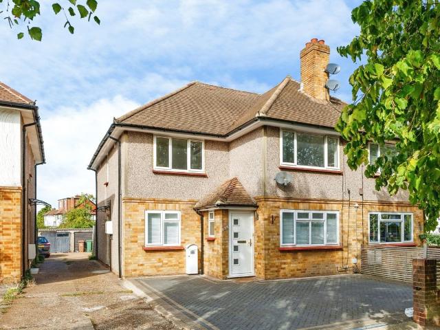 Apartment for rent in Stonecot, Greater London