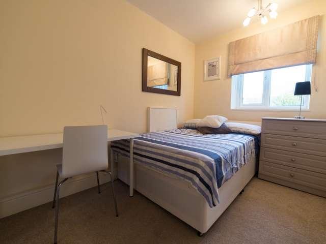 Room for rent in Henry Prince Estate, Greater London