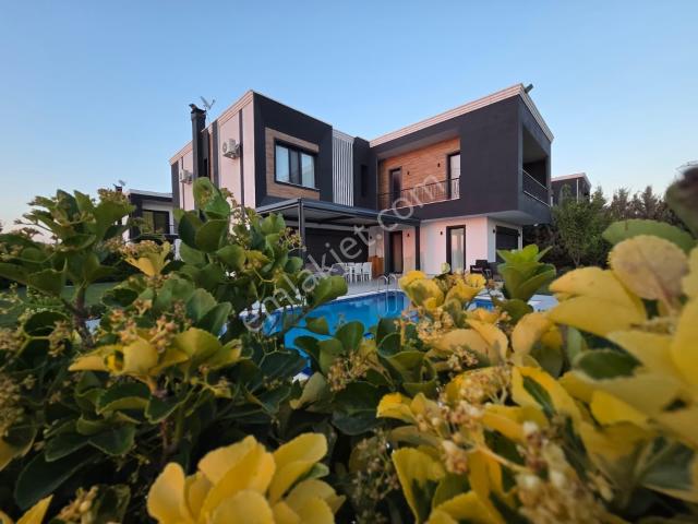 Kardeşler, Sur içerisinde satılık Villa