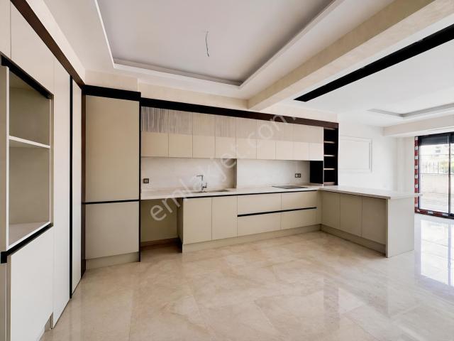 Kardeşler, Sur içerisinde satılık Villa
