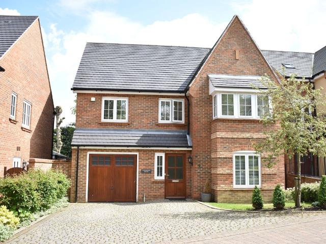 House for rent in Pachesham Park, Surrey