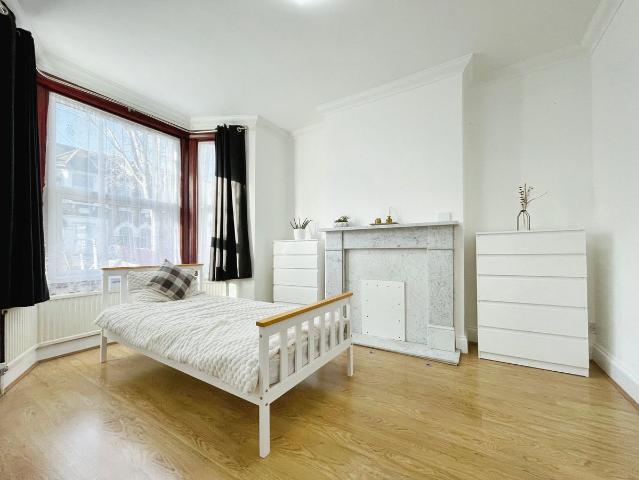 Room for rent in Plashet, Greater London