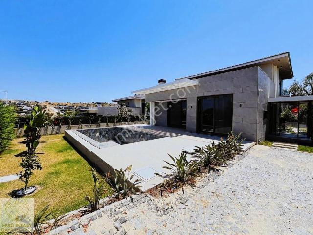 Çeşme, 16 Eylül Mahallesi içerisinde satılık Villa
