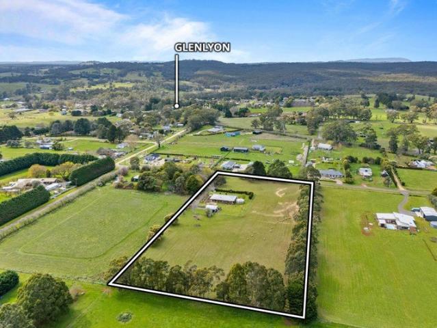 Cottage for sale in Glenlyon, Victoria