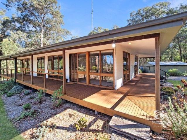 Cottage for sale in Nicholson, Victoria