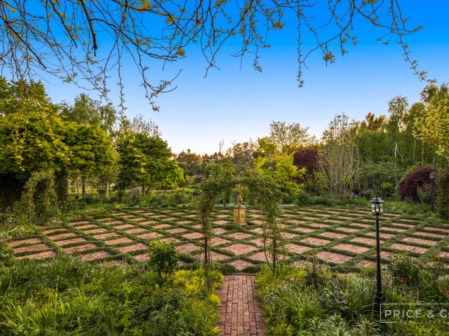 Cottage for sale in Drouin West, Victoria