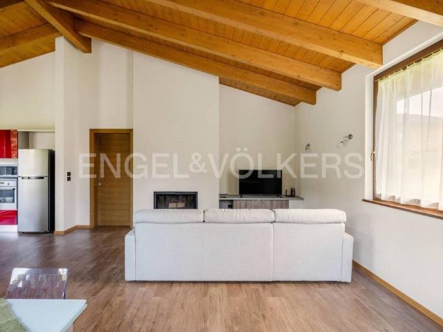 Villa Indipendente in vendita a Angera, Varese