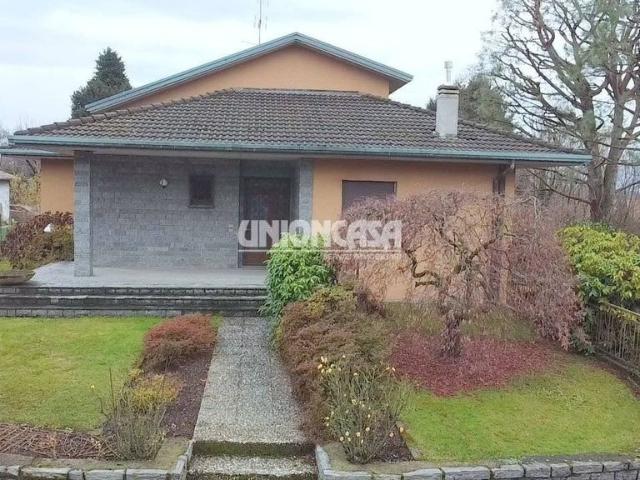 Villa Indipendente in vendita a Bizzarone, Lombardia