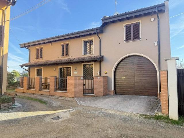 Villa Indipendente in vendita a Vellezzo Bellini, Lombardia