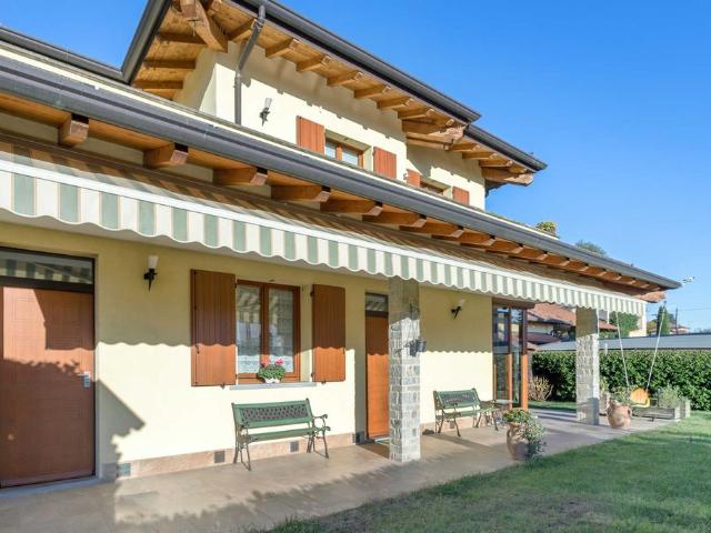 Villa Indipendente in vendita a Novate Brianza, Merate