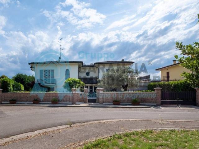 Villa Indipendente in vendita a Bondeno Di Gonzaga, Lombardia