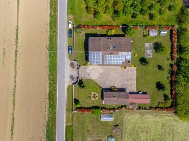 Villa Indipendente in vendita a Terra di Mezzo, Re