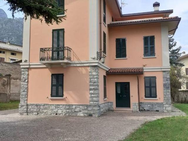 Villa Indipendente in vendita a Civate, Lombardia