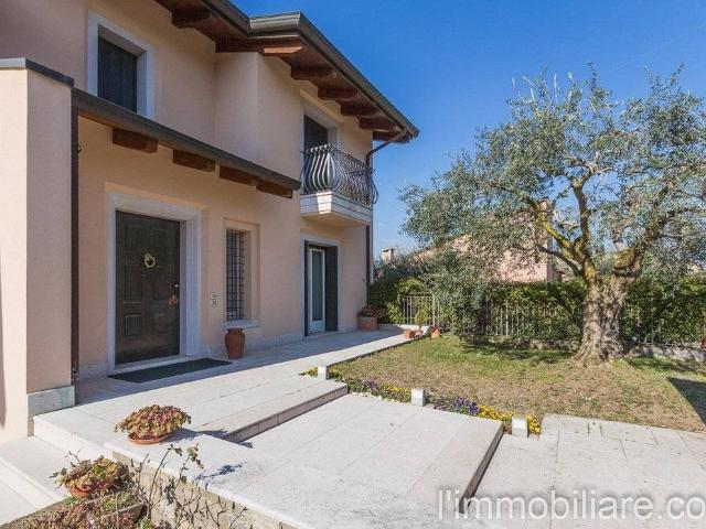 Villa Indipendente in vendita a Corrubbio di Negarine, San Pietro In Cariano