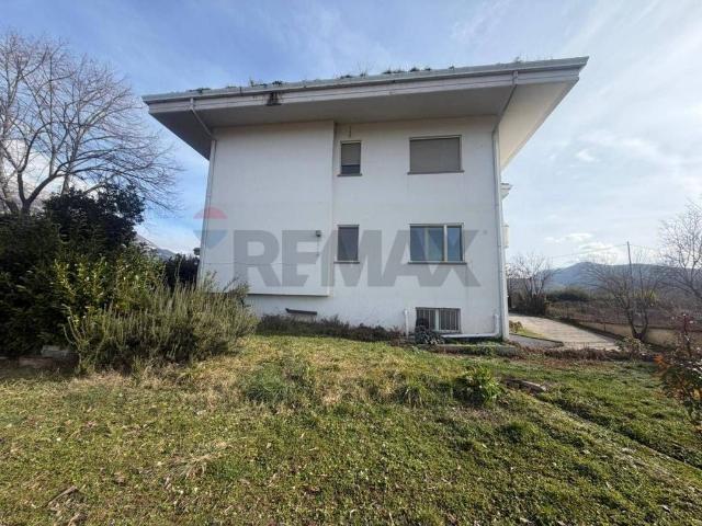 Villa Indipendente in vendita a Sulmona, Abruzzo