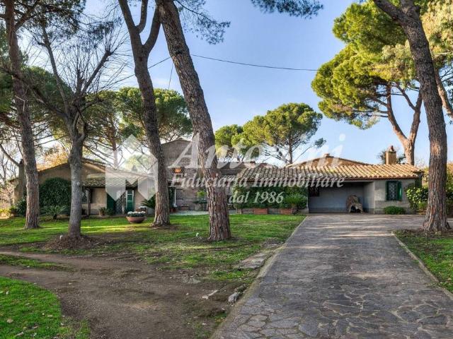 Villa Indipendente in vendita a Settebagni, Montecompatri