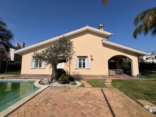 Villa Indipendente in vendita a Terracina, Lazio