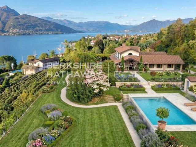 Villa Indipendente in vendita a Angera, Varese