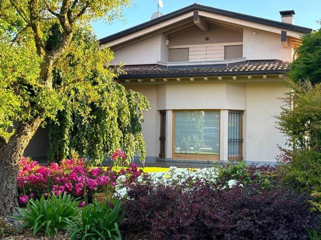 Villa Indipendente in vendita a Montorfano, Lombardia