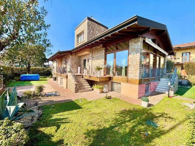 Villa Indipendente in vendita a Lonato, Brescia