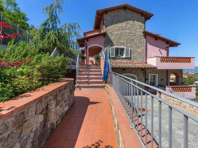 Villa Indipendente in vendita a Unione di Comuni Valdarno e Valdisieve, Reggello