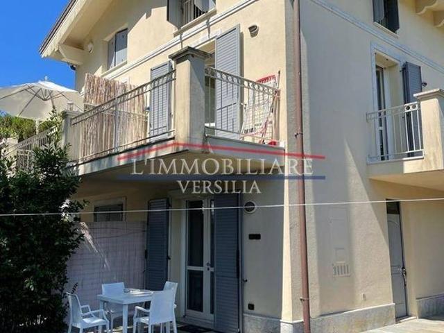 Villa Indipendente in vendita a Montignoso, Toscana