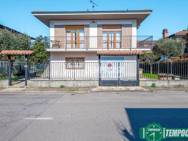 Villa Indipendente in vendita a Bettola, Peschiera Borromeo