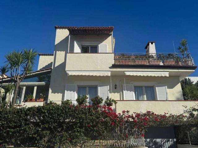 Villa Indipendente in vendita a Pozzuoli, Campania