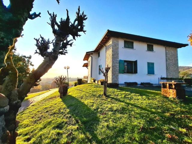 Villa Indipendente in vendita a Scanzorosciate, Lombardia