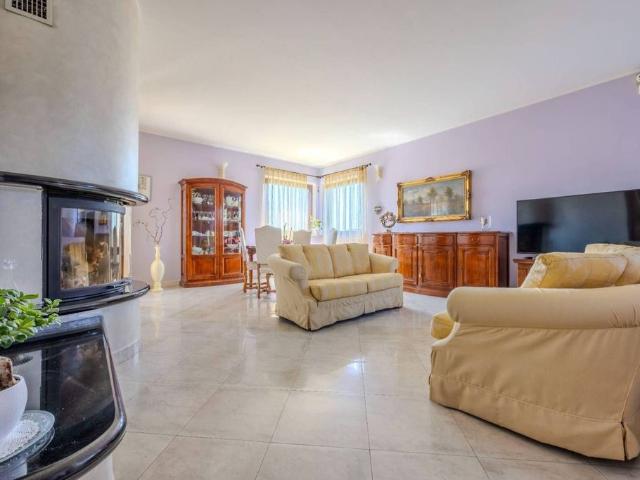 Villa Indipendente in vendita a Parabiago, Lombardia