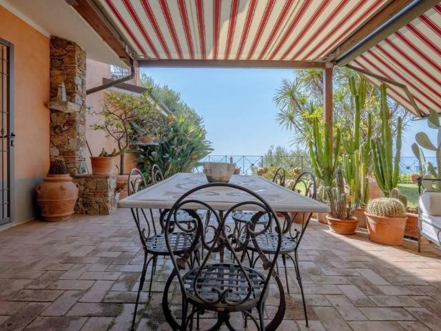 Villa Schiera in vendita a Poggio del Sole, Albissola Marina