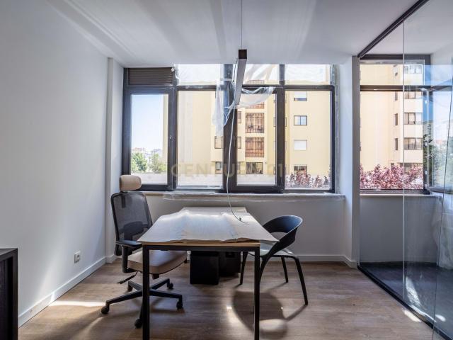 Escritório alugar em Santiago Dos Velhos, Lisboa