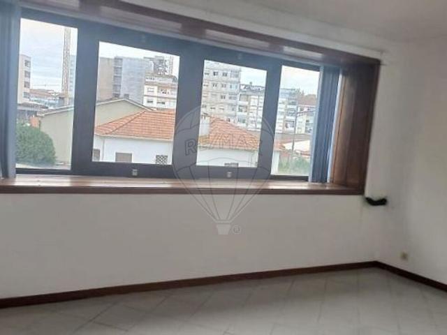 Escritório alugar em Mafamude, Vila Nova de Gaia