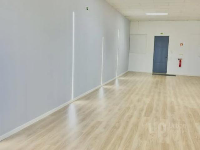 Loja venda em Urbanização Serra das Brancas, Amadora