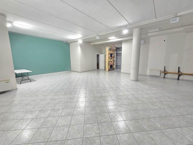 Locale Commerciale in affitto a Puglia, Bari