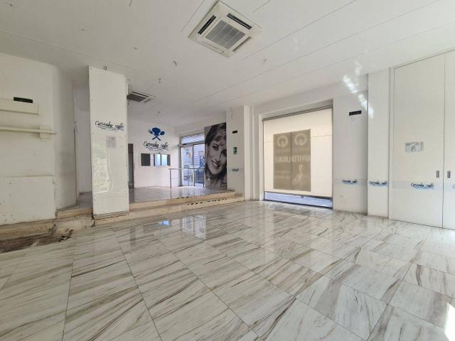 Locale Commerciale in affitto a Puglia, Barletta-andria-trani