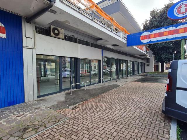 Locale Commerciale in affitto a Buccinasco, Lombardia