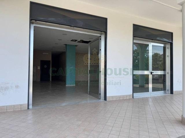 Locale Commerciale in affitto a Palma Campania, Campania