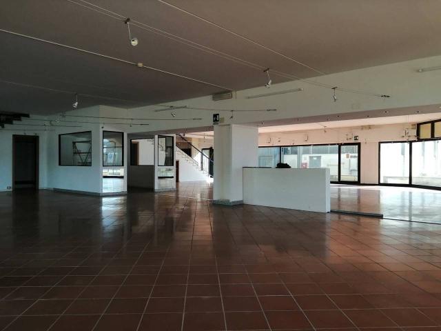 Locale Commerciale in affitto a Casciana Terme Lari, Perignano