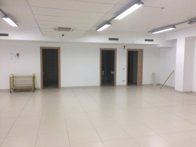 Locale Commerciale in affitto a Navacchio, Cascina