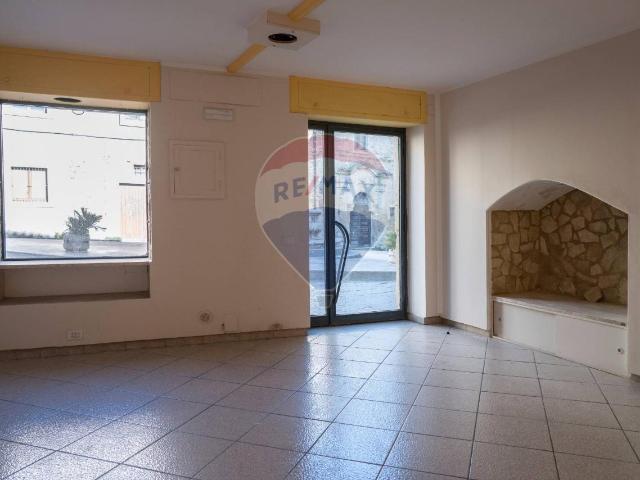 Locale Commerciale in affitto a Enna, Monte
