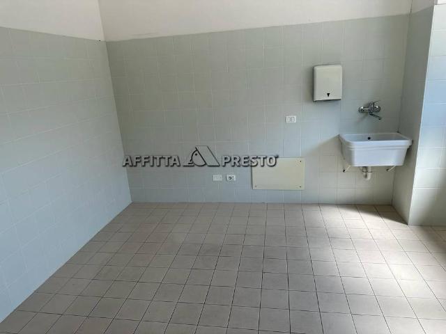 Locale Commerciale in affitto a Unione di Comuni della Romagna Forlivese, Quattro
